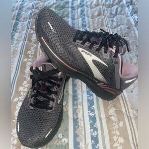 Brooks Adrenaline GTS 22 shoes 7.5